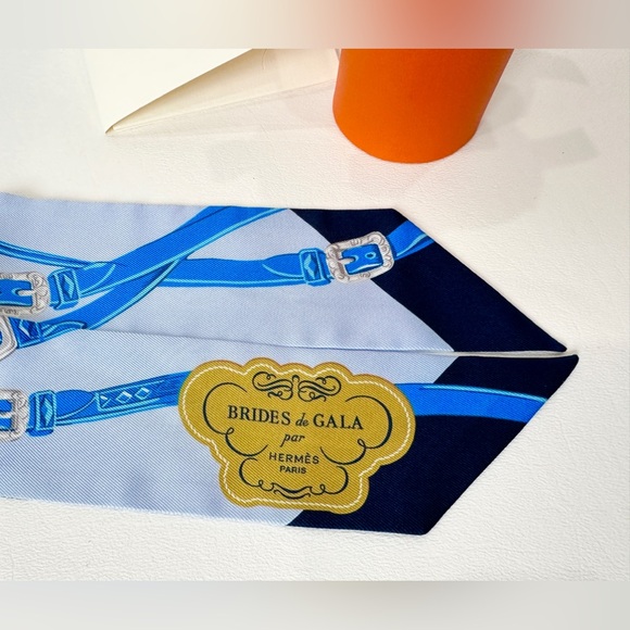 HERMES BLUE SILK TWILLY. NEW IN BOX. - Picture 14 of 15